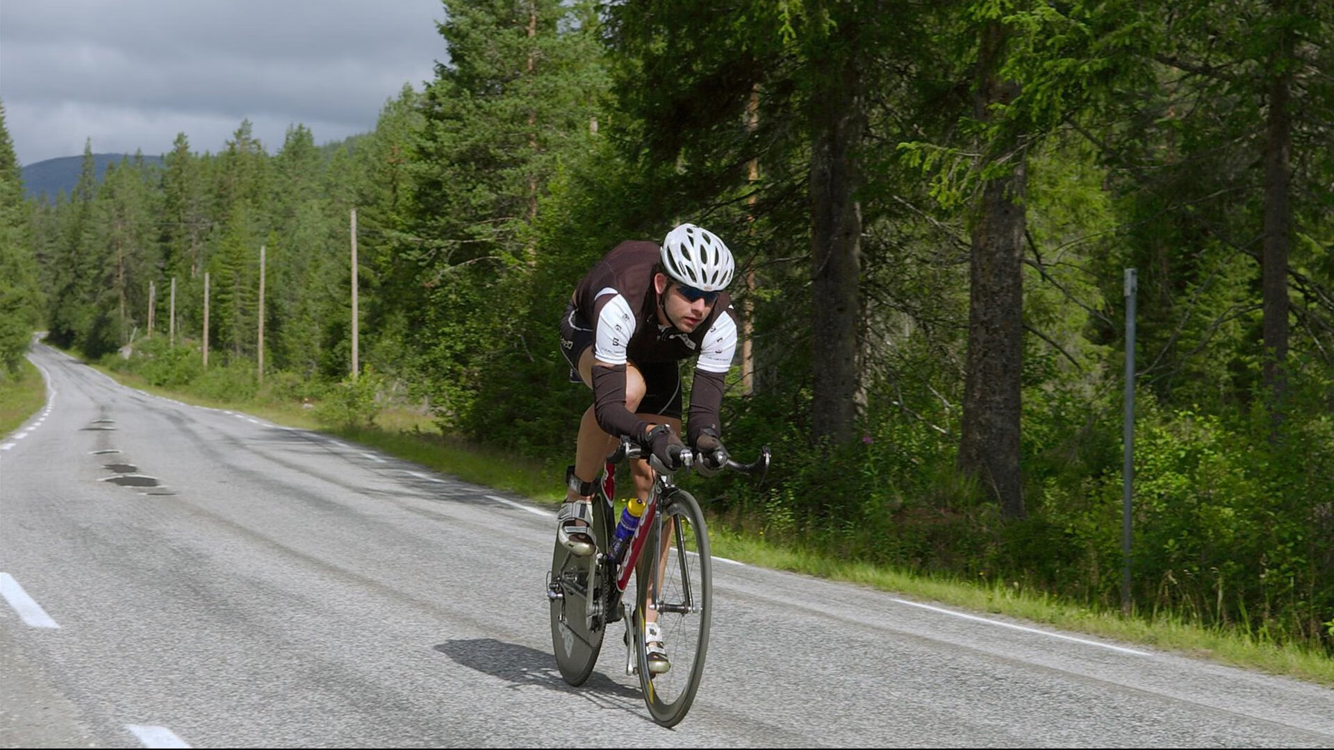“帕布罗·马特拉:美洲狮队的防线核心,领袖风范尽显”